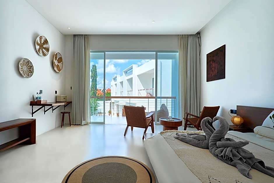 Photo 1 of 18 of 1 Queen Bed, Pool View