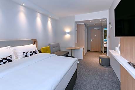 Standard Queen Room with Sofa Bed - Mobility Access