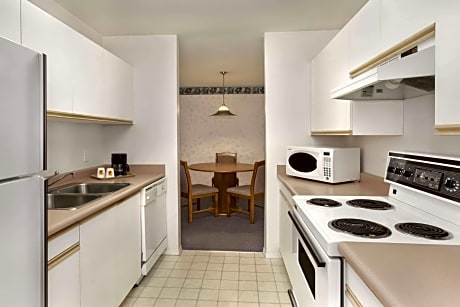 1 Queen Bed and 1 Double Bed, Two-Bedroom Suite, Non-Smoking