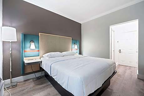 Queen Room with Roll In Shower - Mobility/Hearing Accessible - Non-Smoking