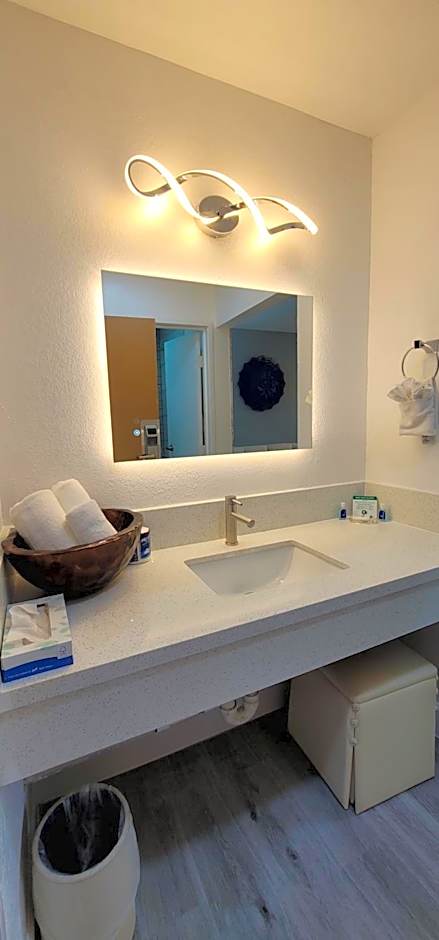 Dragonfly Inn & Suites