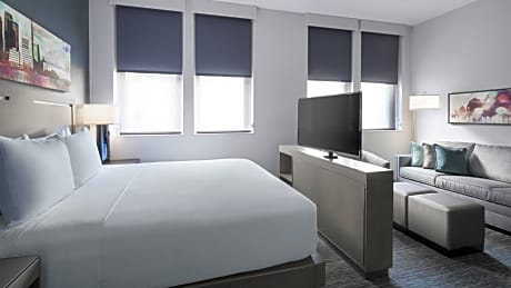 King Studio with Sofa Bed and Roll-In Shower - Disability Access