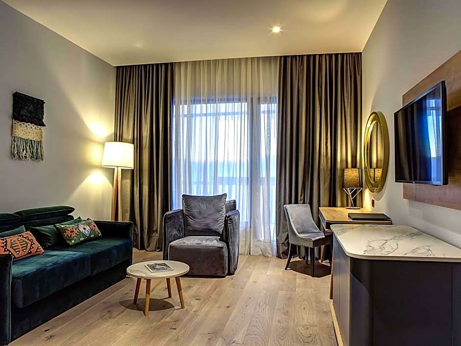 Photo 1 of 3 of Panoramic Executive 1 King Bed Suite, Mountain View, Balcony