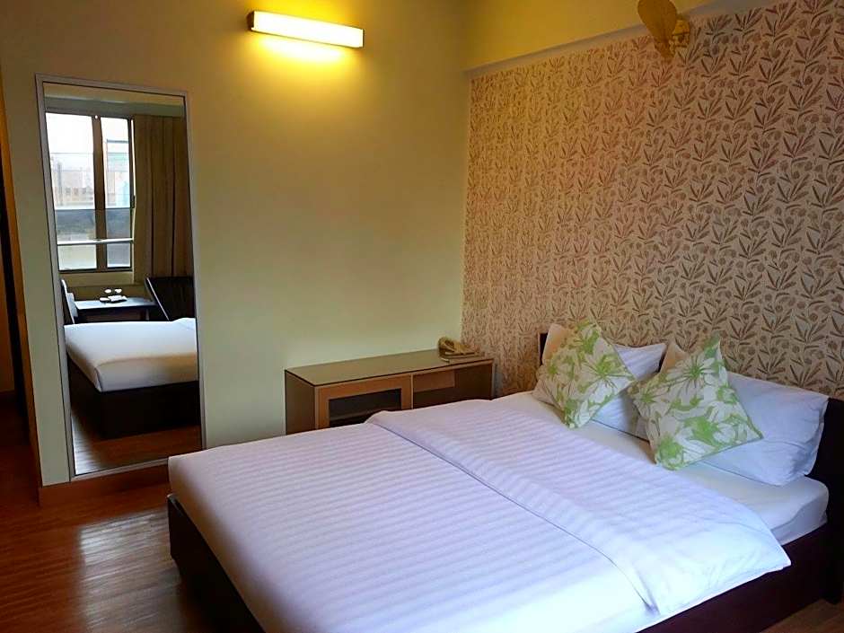 Crown Bts Nana Hotel