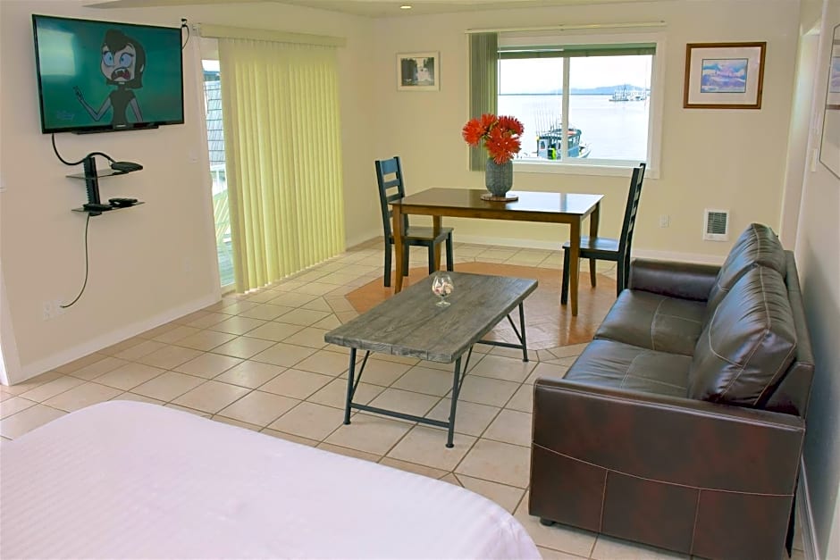 Longliner Lodge and Suites