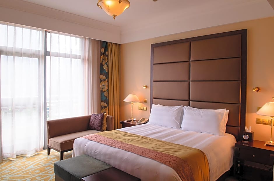 Photo 1 of 4 of Business 1 King Bed
