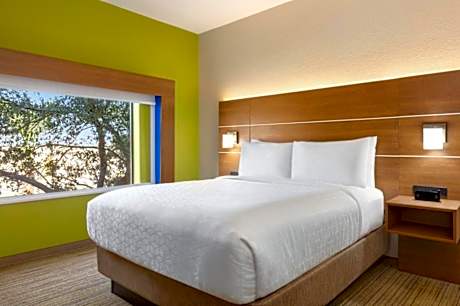 1 King Bed Suite Communications AccessibleTub