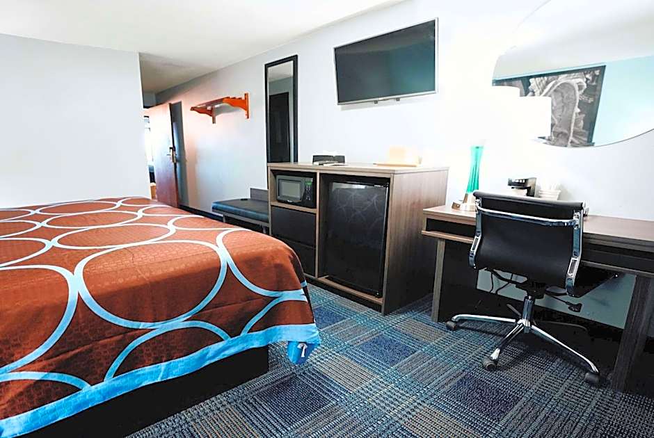 Super 8 by Wyndham Pueblo