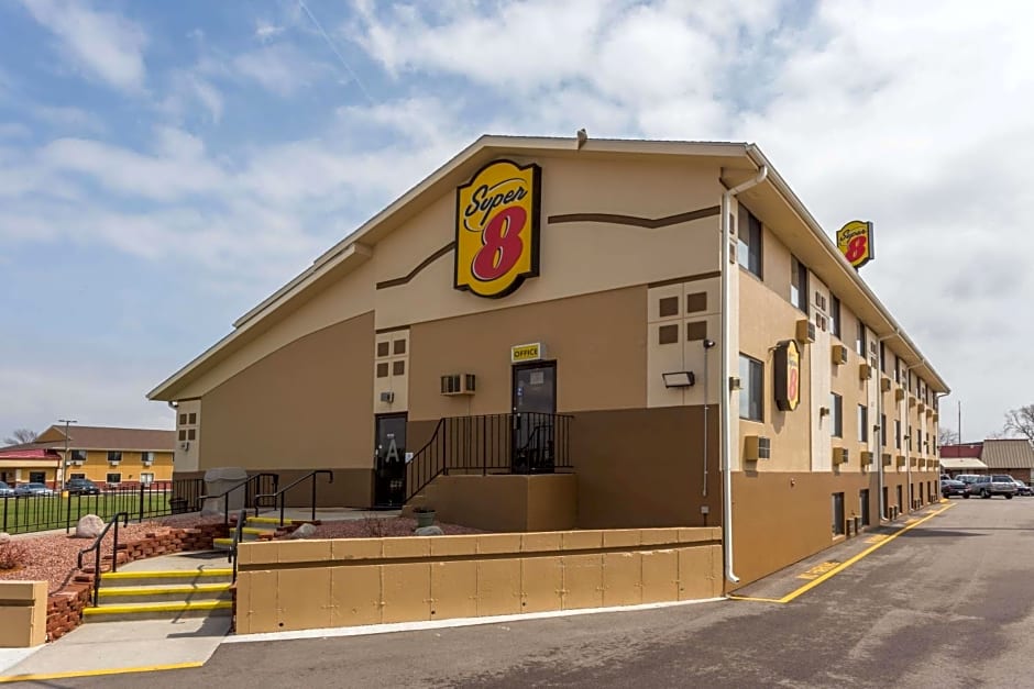 Super 8 by Wyndham Janesville