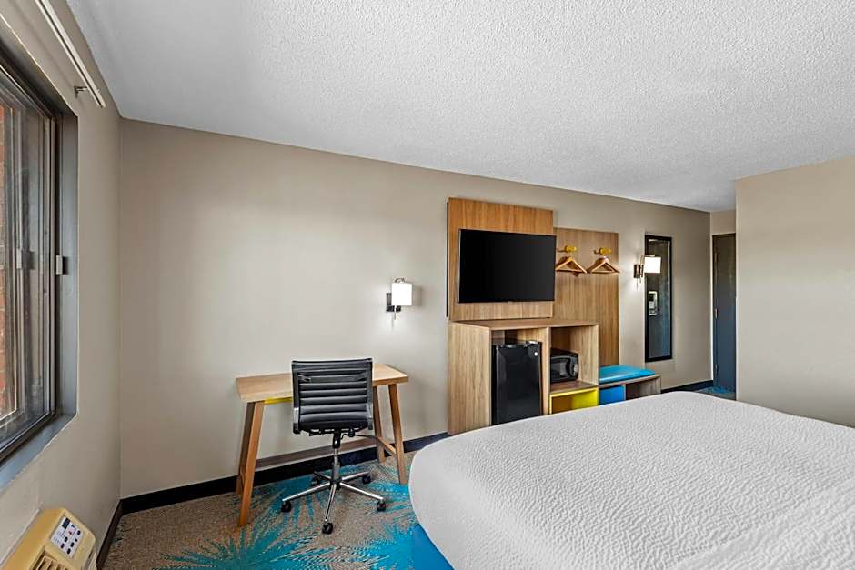 Days Inn & Suites by Wyndham Des Moines Airport