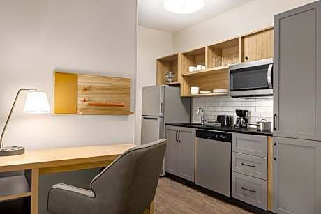 Studio King Suite with Roll In Shower - Mobility Accessible