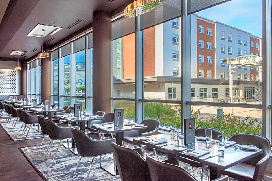 Renaissance by Marriott Boston Patriot Place Hotel
