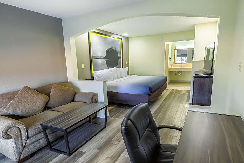 Super 8 by Wyndham Jackson MS Near the Fairgrounds