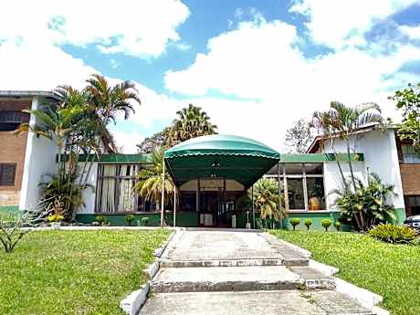 OYO Del Verde Hotel