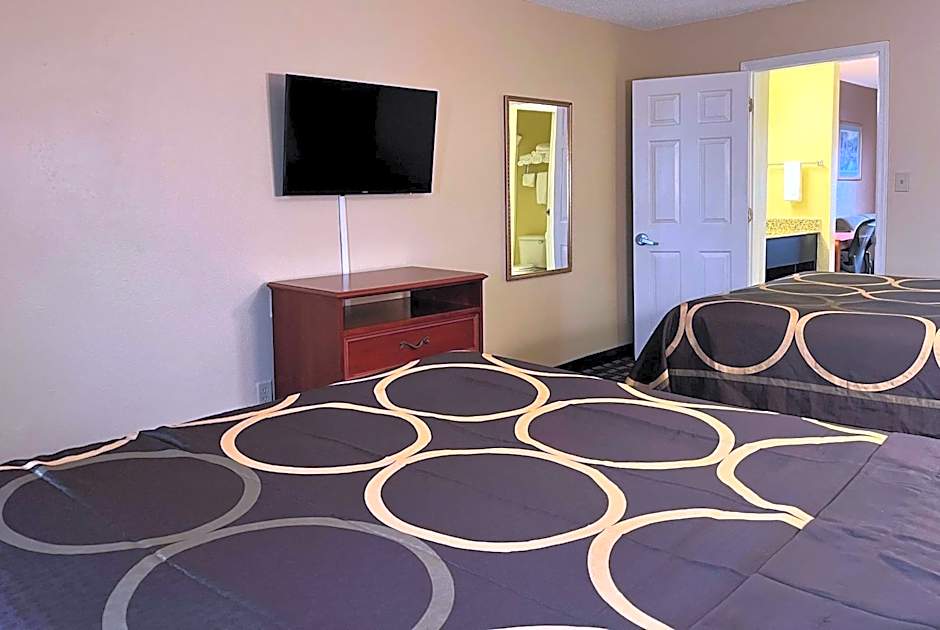 Super 8 by Wyndham Indianapolis/NE/Castleton Area