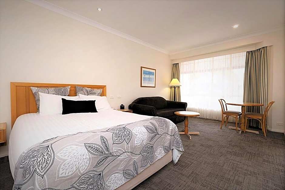 Young Federation Motor Inn and Services Club