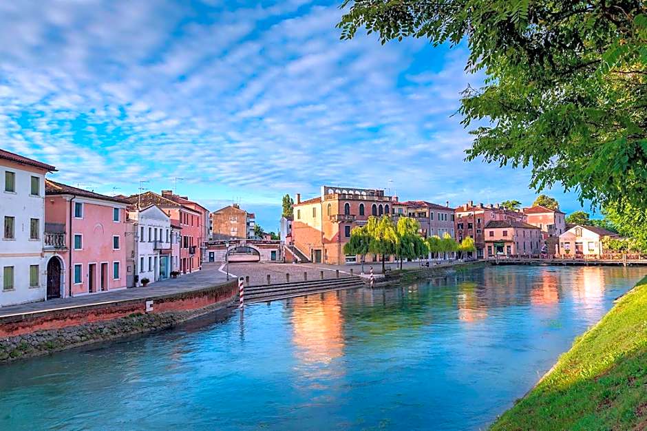 Hotel In - Lounge Room