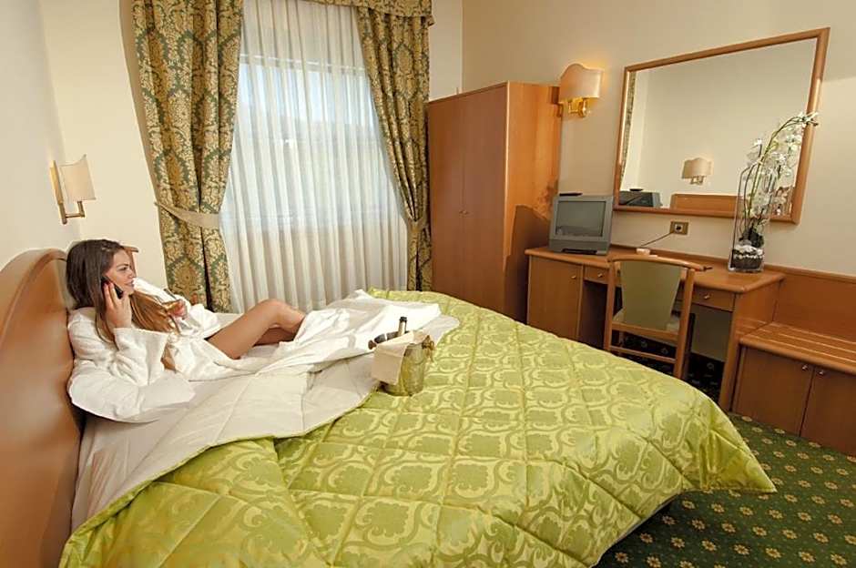 Photo 1 of 4 of Executive Double Room