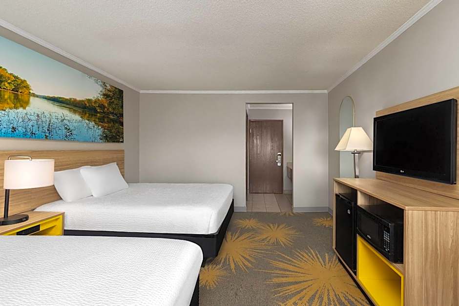Days Inn and Suites by Wyndham Kansas City South