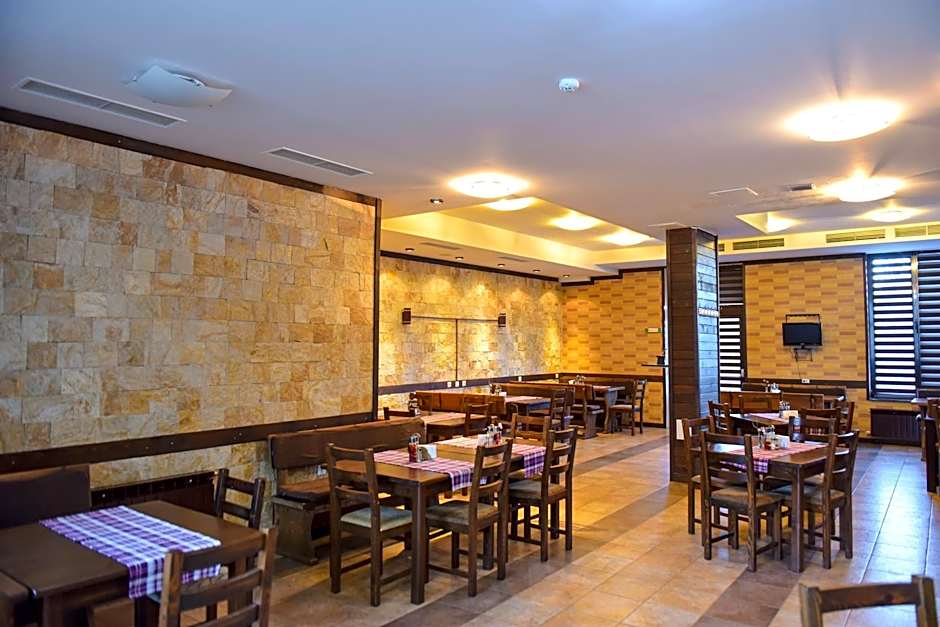 Royal Bansko - Family Apart Hotel With All Inclusive Light or HB&Drinks and Hot Pool & Jacuzzis