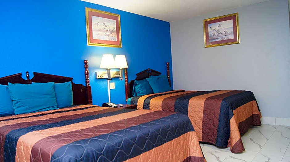 Holiday Lodge & Suites