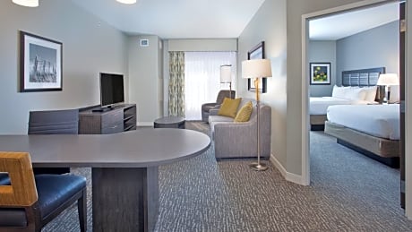 One-Bedroom Queen Suite