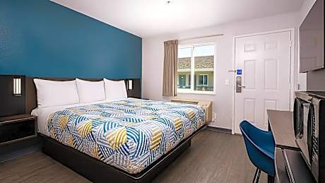 1 King Bed | Micfridge