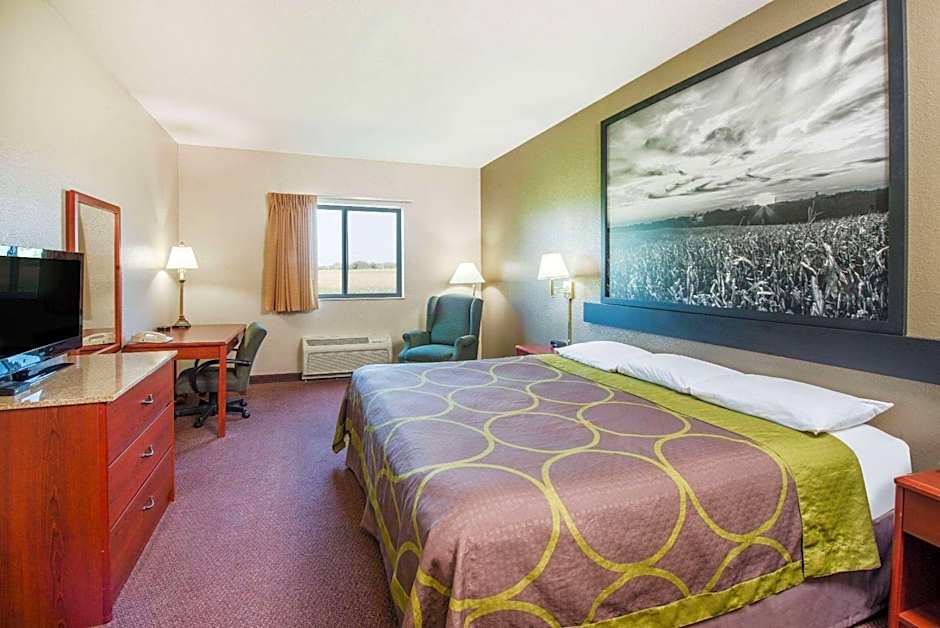 Super 8 by Wyndham Iola KS