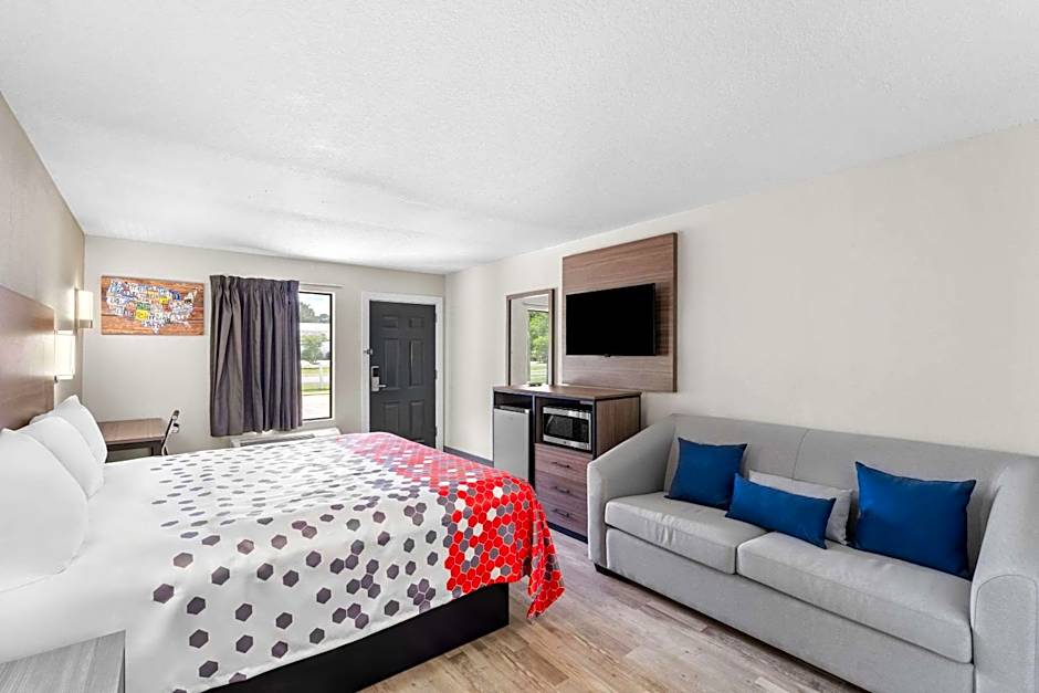 Econo Lodge Inn & Suites