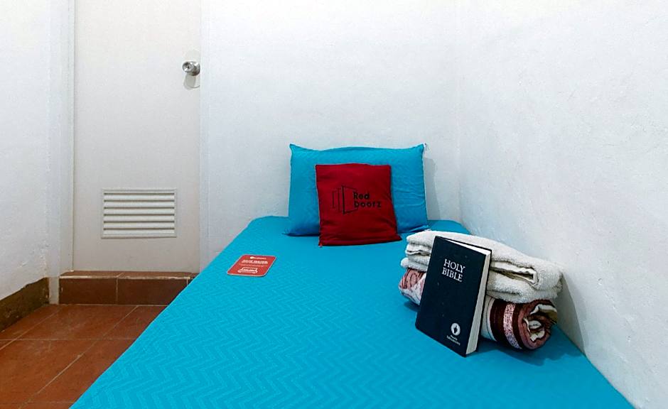 RedDoorz near OWWA Pasay