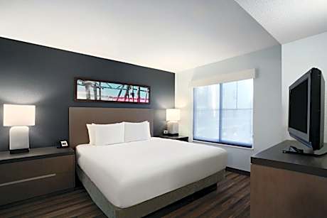 Two-Bedroom King/Queen Room with Roll-In Shower - Mobility Accessible