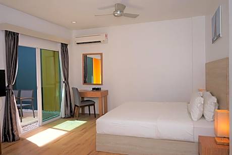 1 King Bed, Skylight Room, Non-Smoking