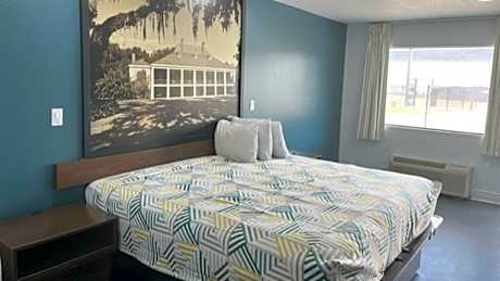 1 King Bed | Mobil Access Tub Nsmk Micfridg