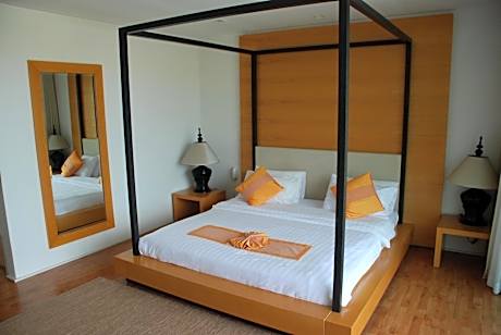 One-Bedroom Duplex with Garden View