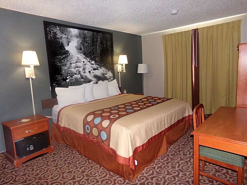 Super 8 by Wyndham Gillette