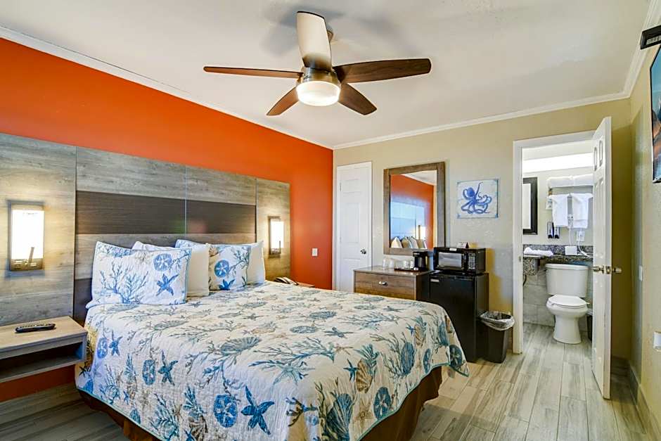 Photo 1 of 4 of 1 Queen Bed, Sea View