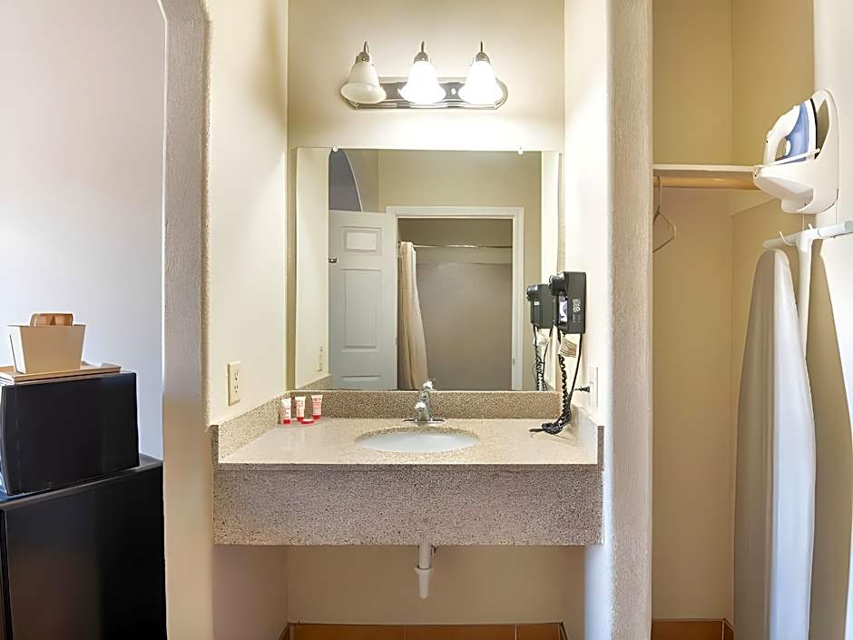 OYO Townhouse Clute Lake Jackson