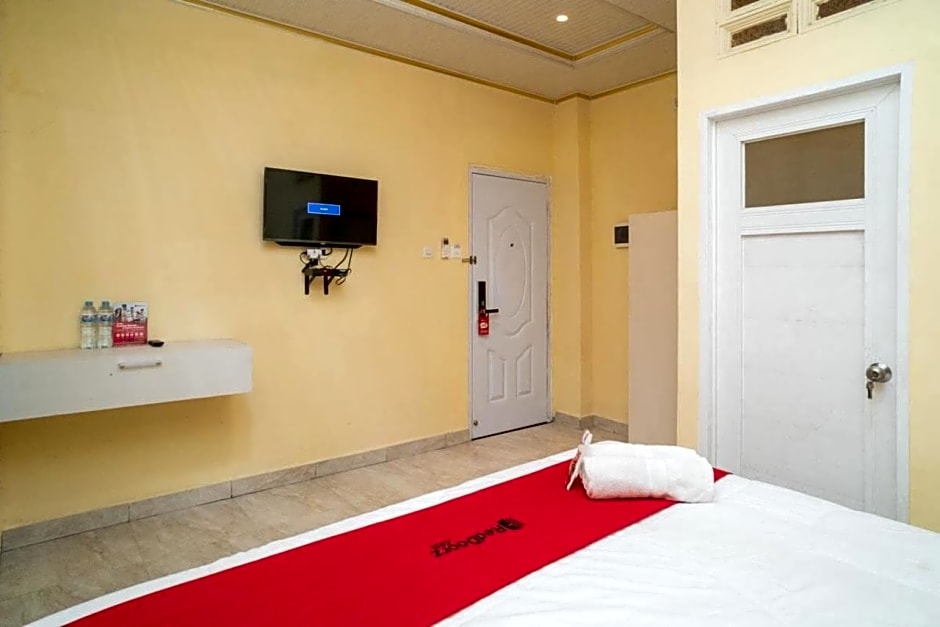 RedDoorz Plus Syariah near Pasar Turi