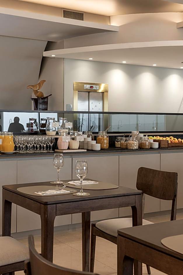 Plaza Real Suites Hotel