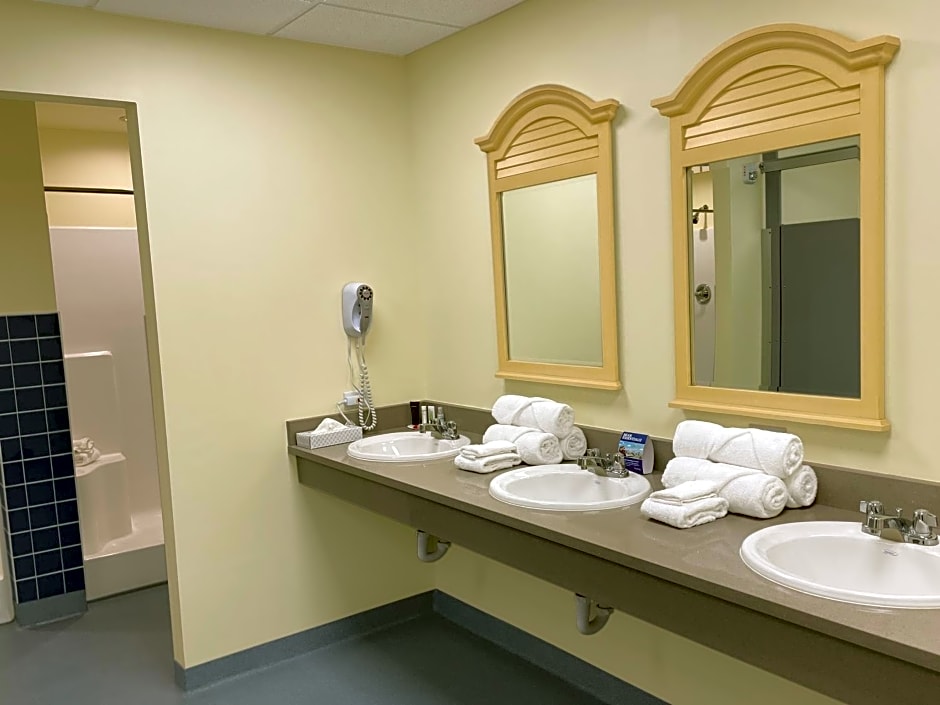 Travelodge by Wyndham Panama City Beach / Beachfront