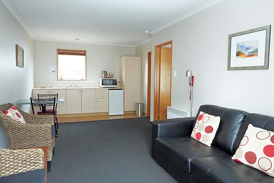 Admiral Court Motel & Apartments