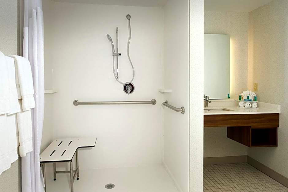 Holiday Inn Express & Suites Altoona By IHG