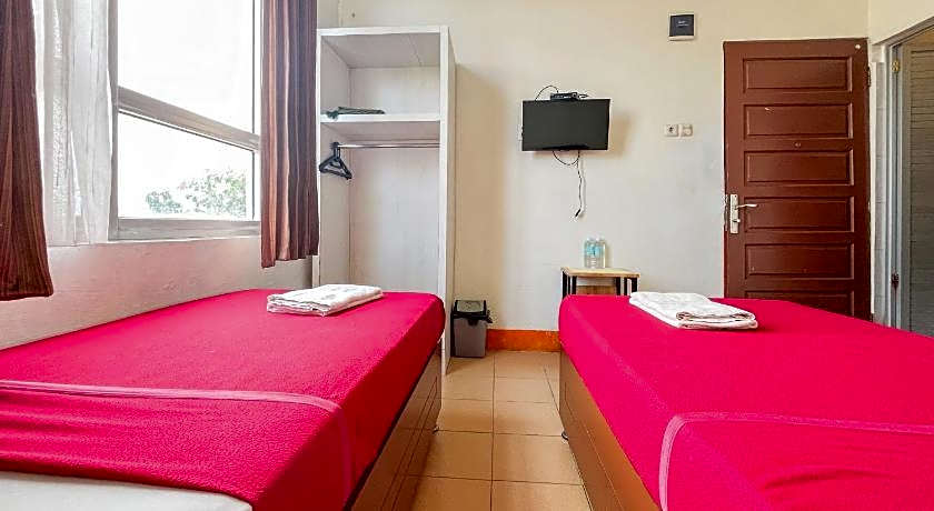 Urbanview Poma Hotel