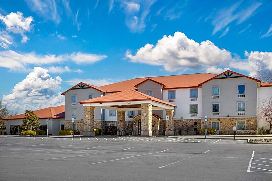 Quality Inn & Suites Monterey I-40