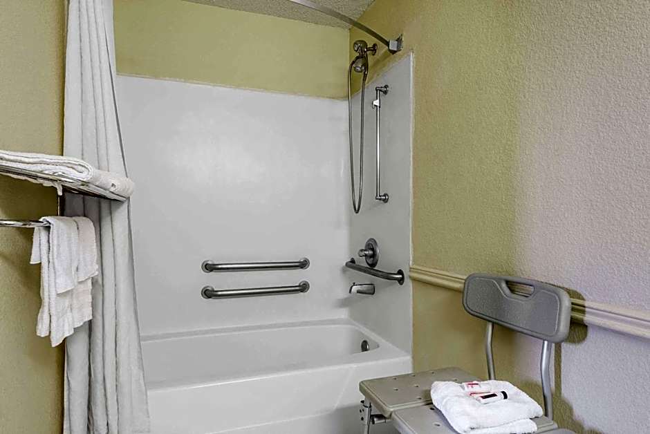 Super 8 by Wyndham Indianapolis/NE/Castleton Area