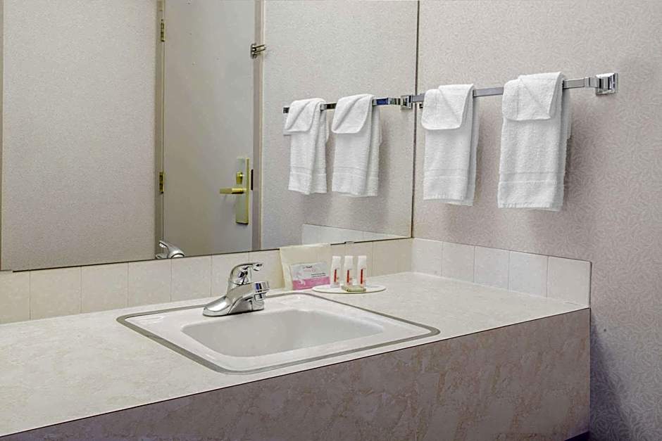 Super 8 by Wyndham Lethbridge