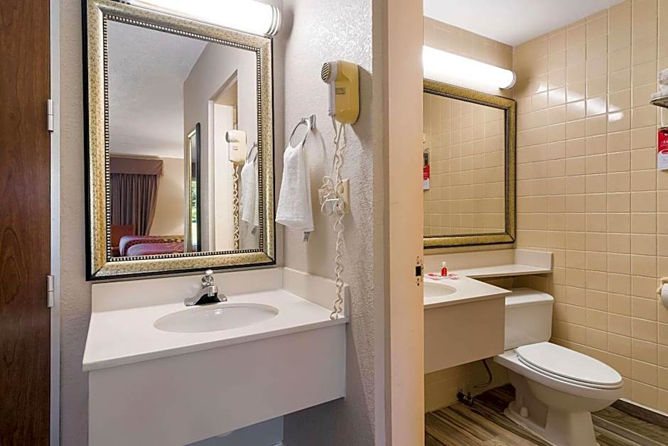 Perry Inn & Suites By Capital O National Fairground GA I 75