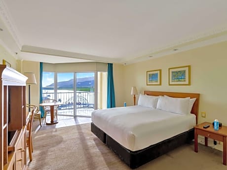 Classic Queen Room with Harbor View