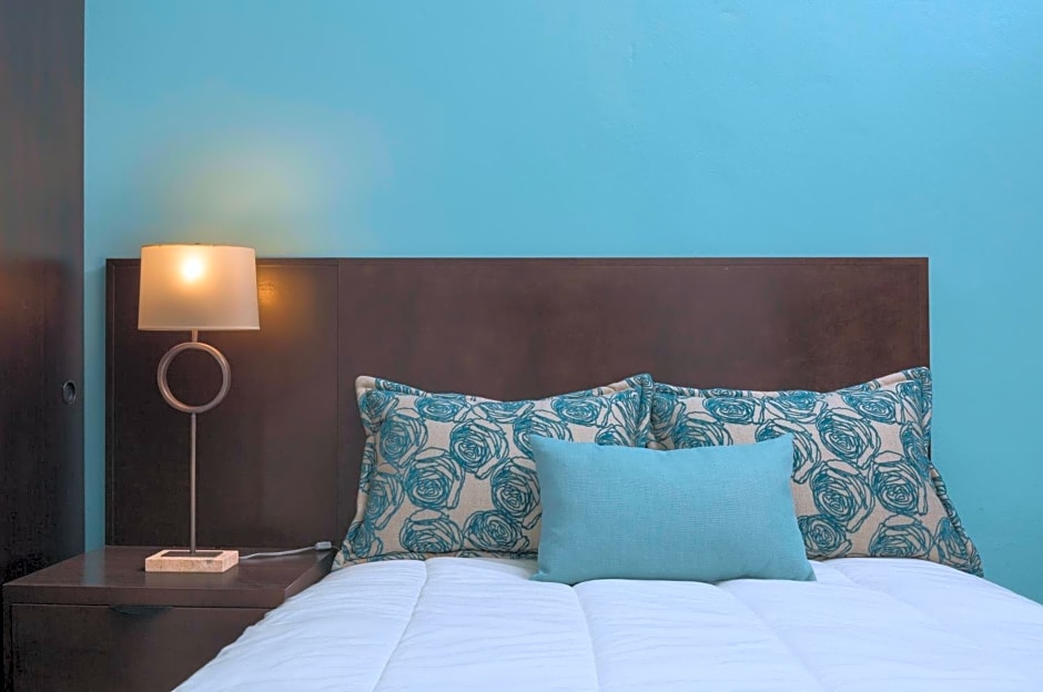 Decanter Hotel