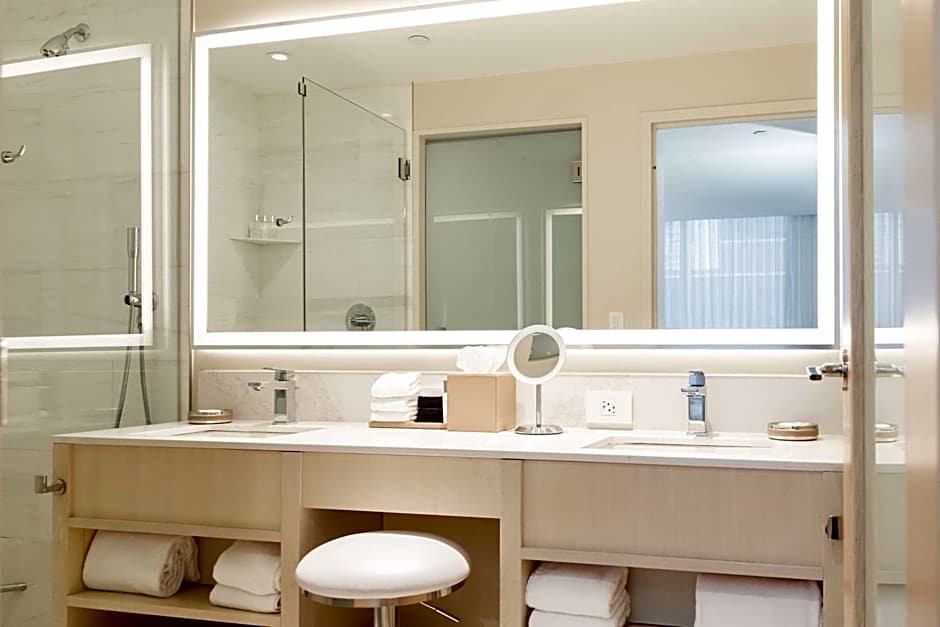 HALL Arts Hotel Dallas, Curio Collection by Hilton